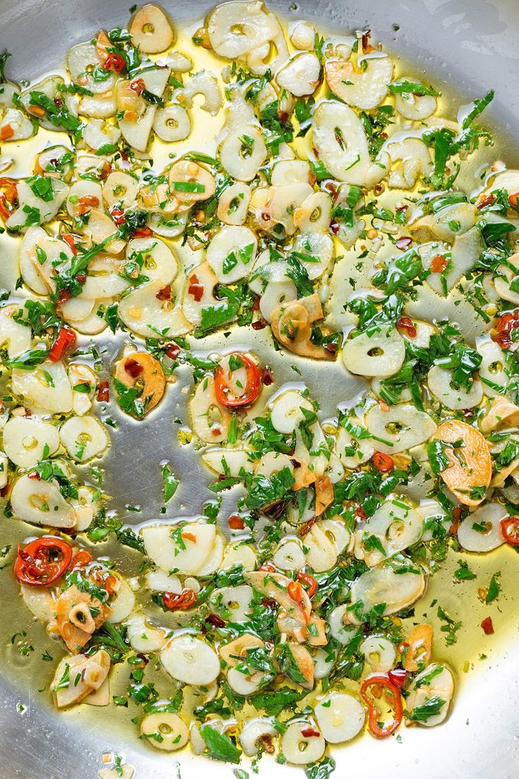 Spaghetti aglio olio e peperoncino in the pan